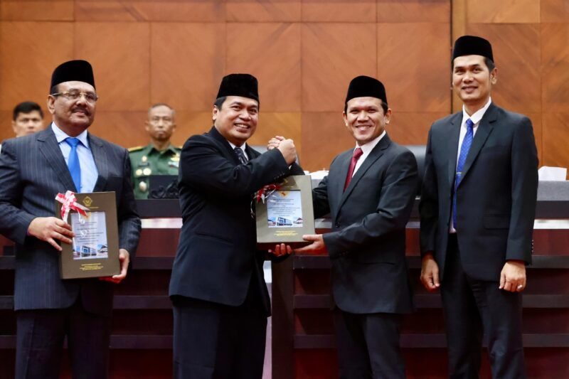 Wakil Gubernur Aceh Fadhlullah, SE, didampingi Plt Sekda Aceh, M. Nasir S.IP, MPA, menghadiri Rapat Paripurna DPRA dengan agenda Penyerahan Laporan Hasil Pemeriksaan (LHP) Badan Pemeriksa Keuangan (BPK) RI  atas Laporan Keuangan Pemerintah Aceh tahun 2024, di Gedung Utama DPRA, Senin, (26/5/2025). Foto: Dok. Biro Adpim Setda Aceh
