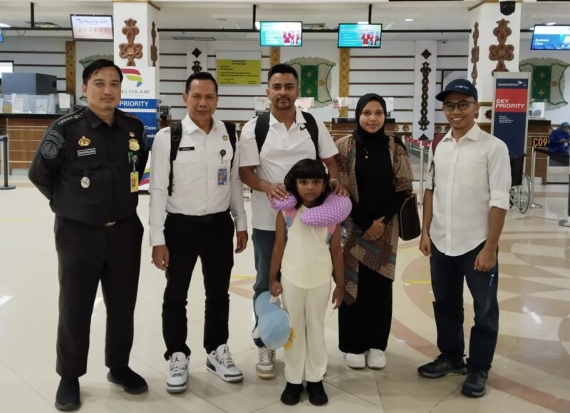 Satu Keluarga pengungsi Rohingya di Bandara Udara Internasional Sultan Iskandar Muda (SIM) Saat akan diterbangkan ke jakarta di dampingi Kabid Pengawasan dan Penindakan Kanwil Ditjenim Aceh, Mohamad Agus Sofani (Kedua Kiri) Bersama Petugas Imigrasi Bandara, Aceh Besar, Senin (26/5/2025). (Foto : NOA.co.id/Farid Ismullah).