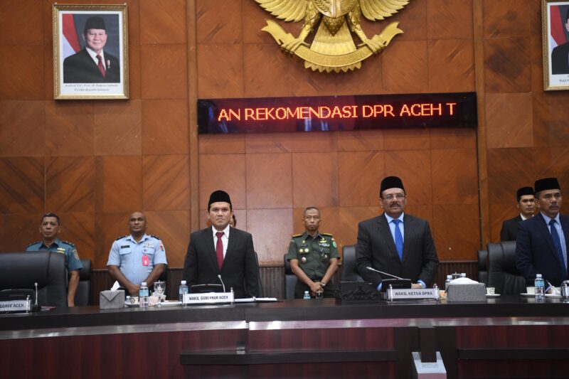 Wakil Gubernur Aceh Fadhlullah, SE, didampingi Plt Sekda Aceh, M. Nasir S.IP, MPA, dan SKPA terkait menghadiri Rapat Paripurna DPRA dengan agenda penyampaian rekomendasi DPRA terhadap LKPJ Gubernur Aceh tahun 2024 di Gedung Utama DPRA, Senin, (26/05/2025). Foto: Dok. Biro Adpim Setda Aceh