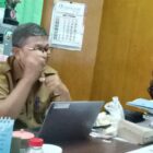 Bersama wartawan dan Kabid Kominfo Nganjuk ketika di ruang kerjanya, Senen (26/5/2025).(Iskandar Zulkarnaen/NOA.CO.ID)