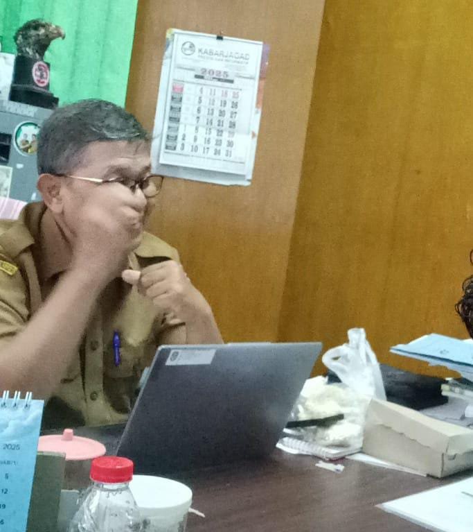 Bersama wartawan dan Kabid Kominfo Nganjuk ketika di ruang kerjanya, Senen (26/5/2025).(Iskandar Zulkarnaen/NOA.CO.ID)