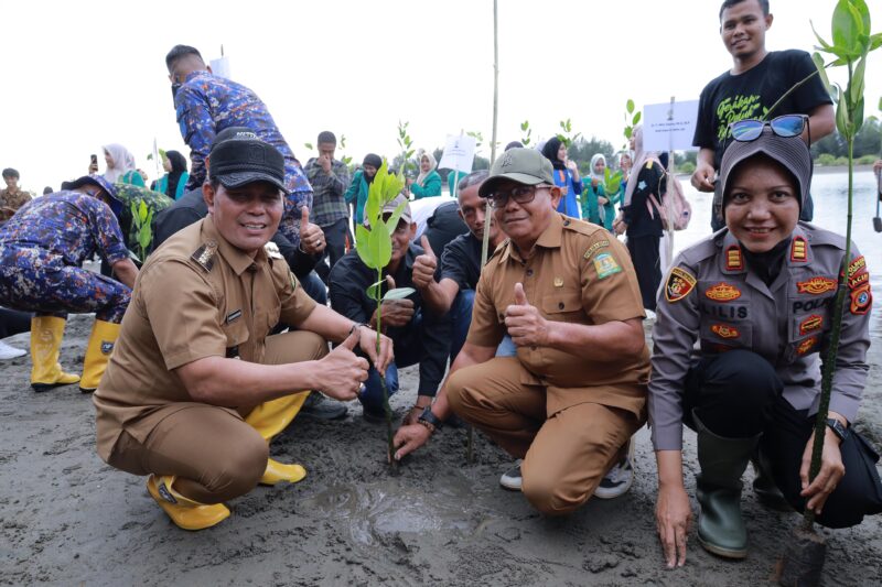 Bupati Aceh Besar H Muharram Idris melakukan penanaman manggrove dalam rangka memperingati Hari Keanekaragaman Hayati Internasional di Mon Singet, Kajhu, Kecamatan Baitulsalam, Senin ( 26/05/2025). Foto: Dok. Prokopim Pemkab Aceh Besar