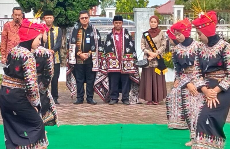 Penyambutan Kepala Dinas Perpustakaan dan Kearsipan Aceh Edi Yandra oleh Bupati Bener Meriah Tagore Abubakar Foto: Dok. Humas DPKA