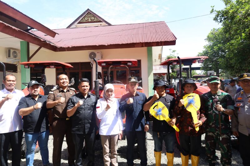 Bupati Tarmizi Serahkan 10 Unit Traktor untuk Petani Aceh Barat, Dorong Modernisasi Pertanian. Foto: Dok. Diskominsa Aceh Barat