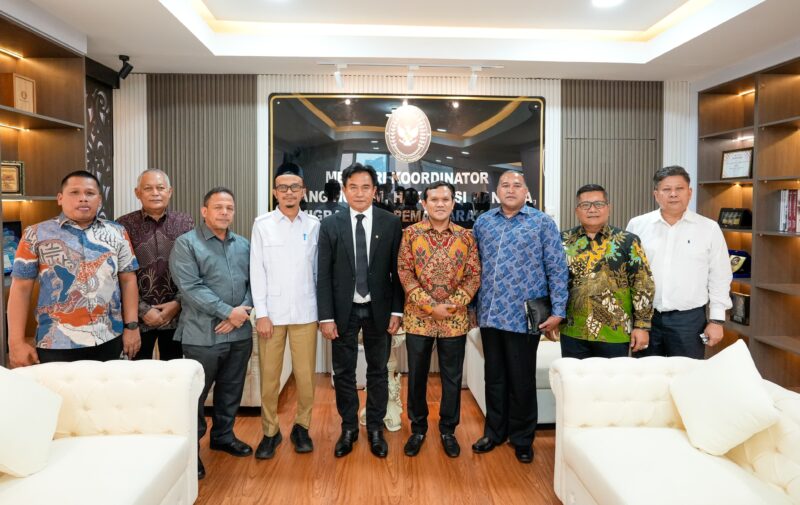 Wakil Gubernur Aceh, Fadhlullah didampingi Juru Bicara Pemerintah Aceh, Teuku Kamaruzzaman, dan sejumlah Anggota DPR Aceh, saat bertemu Menteri Hukum  Supratman Andi Agtas, di Kementerian Hukum, Jakarta, Rabu, 28 Mei 2025. Foto: Dok. Biro Adpim Setda Aceh