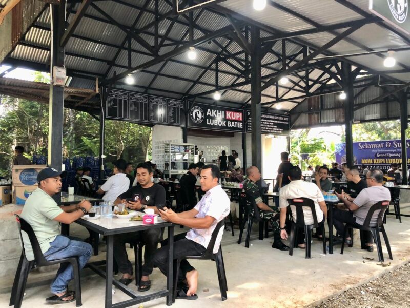 Pengunjung saat menikmati kopi di acara Grand opening Warung Kopi Akhi Kupi Lubok Batee, Kecamatan Ingin Jaya, Kabupaten Aceh Besar, Kamis (30/05/2025). Foto: Dok. Pribadi/NOA.co.id