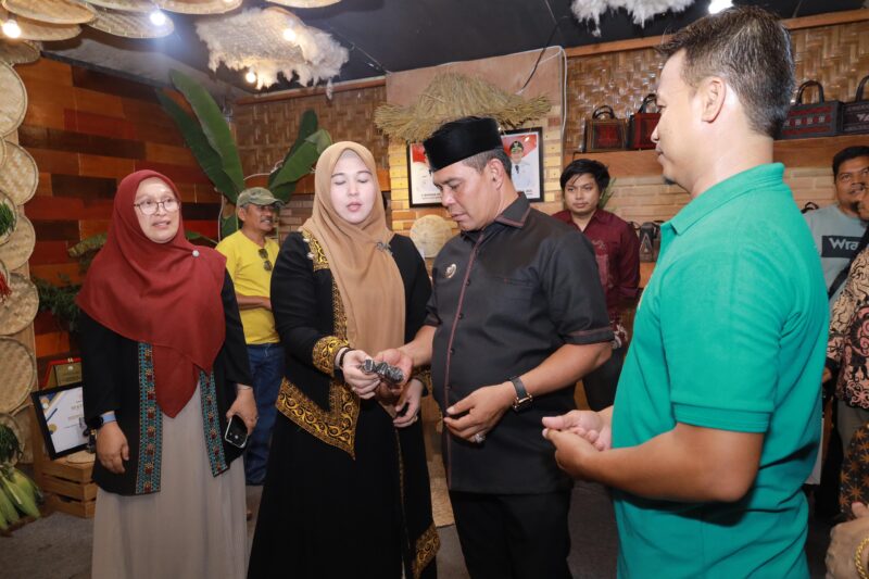 Bupati Aceh Besar Muharram Idris bersama Ketua TP-PKK Aceh Besar mengunjungi Nagan Raya pada gelar TTG XXVI Provinsi Aceh Tahun 2025 di Lapangan Pulau Kayu - Susoh, Aceh Barat Daya, Rabu (28/5/2025) malam. Foto: Dok. Prokopim Aceh Besar