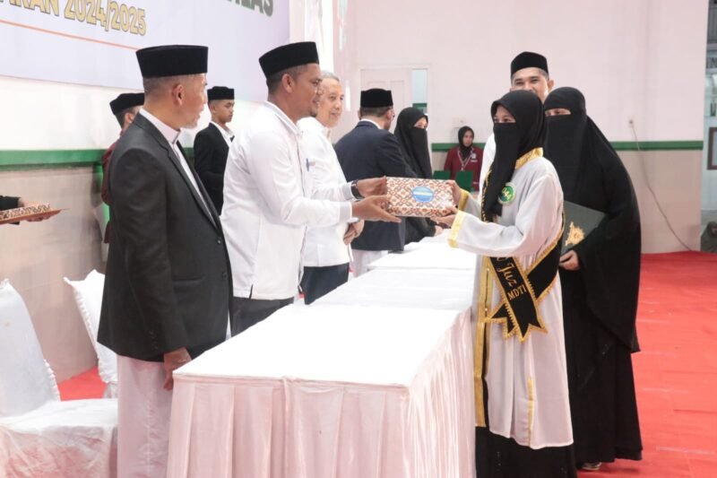 Kepala Dinas Pendidikan Dayah Abu Bakar S.Ag menyerahkan penghargaan kepada santriwan-santriwati Syahadah Al Quran 30 Juz ke-VII Ma'had Daarut Tahfiz Al-Ikhlas tahun pelajaran 2024-2025, di Komplek Villa Buana Gardenia Gampong Lampasi Engking, Kecamatan Darul Imarah, Aceh Besar, Rabu (28/05/2025). Foto: Dok. MC Aceh Besar