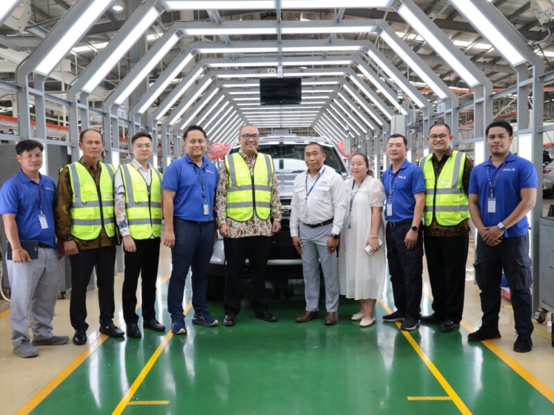 Duta Besar Republik Indonesia, Dr. Santo Darmosumarto (Tengah) saat berkunjung ke Provinsi Pursat, Kamboja meninjau pusat perakitan kendaraan bermotor roda empat/car assembly plant RMA Automotive Cambodia di Distrik Krakor, Selasa (27/5/2025). (Foto : NOA.co.id/HO-KBRI Phnom Penh).