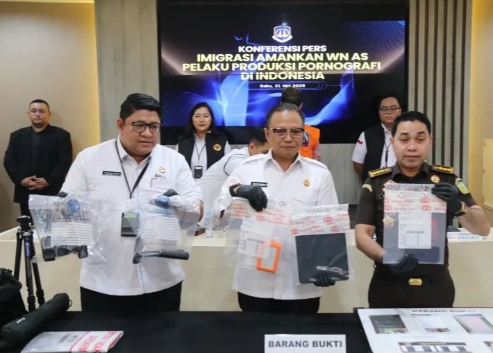 Plt. Ditjen Imigrasi, Yuldi Yusman (Tengah)
saat Konferensi Pers Pelaku pembuatan Konten Pornografi Taylor Kirby Whitemore (TKW), warga negara Amerika Serikat, Jakarta, Rabu (21/5/2025). (Foto : NOA.co.id/HO-Ditjenim).