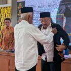 Pemangku adat saat memakai baju khas Pidie kepada Bupati Pidie, Sarjani Abdullah saat peluncuran di Oproom Sekdakab Pidie, Kamis (15/5/2025) (Foto.Amir Sagita.NOA.co.id)