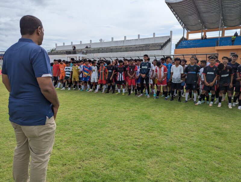 PLT Ketua Askab PSSI Pidie, Muzakkir, saat memberi arahan kepada 250 pemain yang ikut seleksi di lapangan Blang Paseh, Kota Sigli, Kabupaten Pidie, Sabtu (17/5/2025) (Foto.Amir Sagita.NOA.co.id).