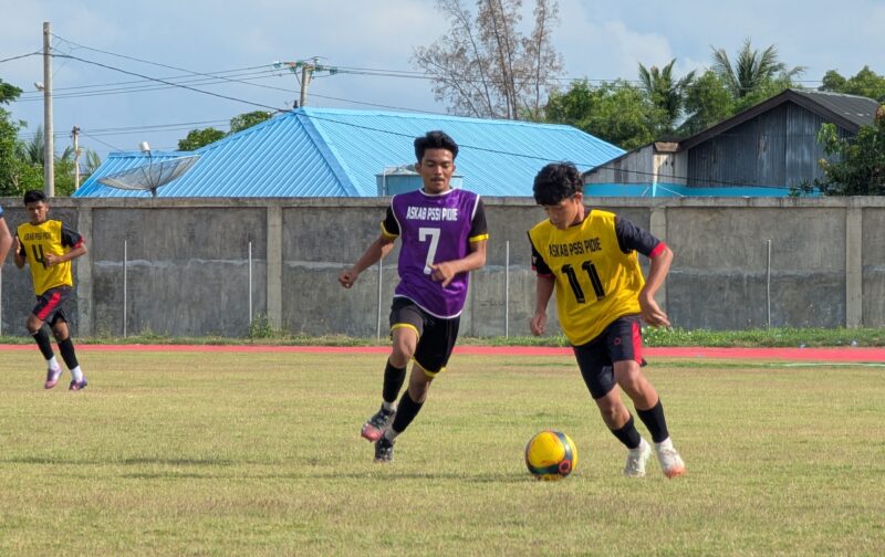 Dua pemain sepak bola Pidie sedang mengikuti seleksi untuk Persiapan Pora ke XV di Aceh Jaya tahun 2026, di Stadion Blang Paseeh, Kota Sigli, Senin (19/5/2025) (Foto.Amir Sagita.NOA.co.id)