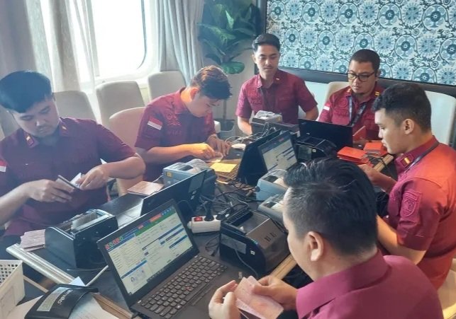 Petugas Imigrasi saat melaksanakan layanan pemeriksaan keimigrasian yang dilakukan di atas kapal pesiar selama pelayaran (cruising) menuju atau keluar dari Indonesia. (Foto : NOA.co.id/HO-Ditjenim).