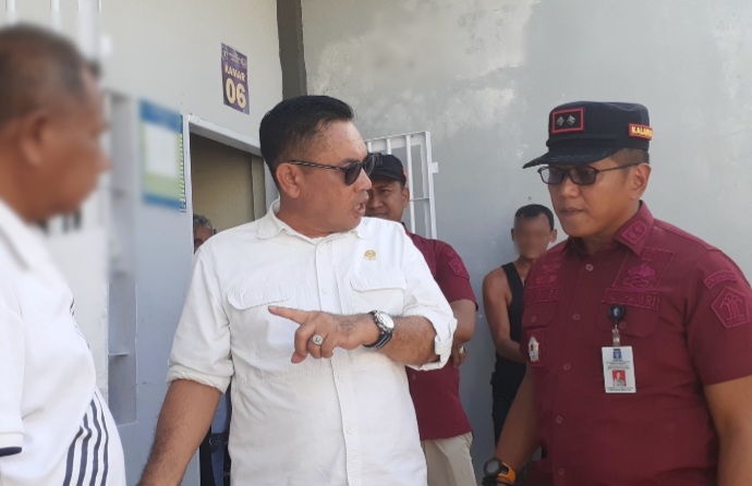 Anggota DPR RI Komisi XIII dari Fraksi Partai Demokrat, H.T Ibrahim (Kedua Kanan) saat mengunjungi Bilik lansia di dampingi Kalapas Kelas III Lhoknga, Bambang Setiawan (Pertama Kanan), Aceh Besar, Sabtu (3/5/2025). (Foto : Farid Ismullah/NOA.co.id).