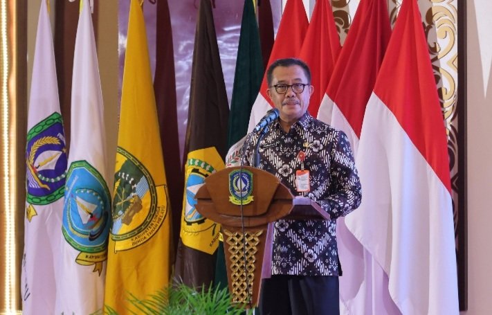 Kepala BSKDN Kemendagri Yusharto Huntoyungo saat memberikan arahan pada Musrenbang RPJMD Provinsi Kepri Tahun 2025–2029 di Balairung Wan Seri Beni, Dompak, Kota Tanjungpinang, Jumat (2/5/2025). (Foto : NOA.co.id/HO-Puspen Kemendagri).