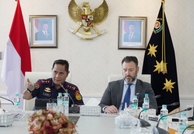 Direktur Jenderal Pengawasan Sumber Daya Kelautan dan Perikanan, Pung Nugroho Saksono (Pertama Kiri) saat menerima kunjungan dari Pemerintah Australia melalui Australian Fisheries Management Authority, Jakarta, Senin (5/5/2025). (Foto : NOA.co.id/HO-Ditjen PSDKP).
