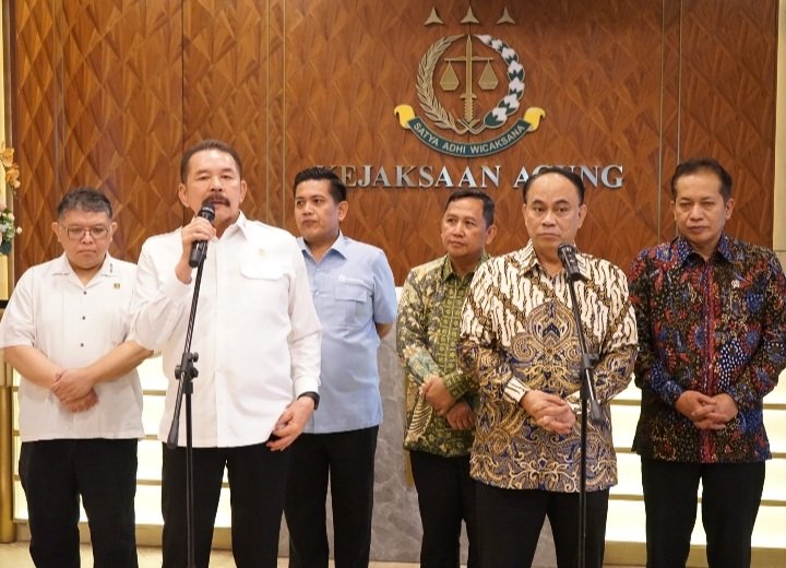 Jaksa Agung ST Burhanuddin (kiri tengah) dan Menteri Koperasi (Menkop) Budi Arie Setiadi (kanan tengah) berbicara dengan awak media di Gedung Utama Kejaksaan Agung, Jakarta, Rabu (7/5/2025). (NOA.co.id/HO- Puspenkum Kejagung RI).
