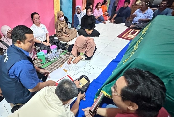 Perwakilan Kemlu RI (Pertama Kiri) saat menyerah terimakan jenazah Rizal Sampurna, Banyuwangi, Minggu (12/5/2025). (Foto : NOA.co.id/HO-Kemlu RI).