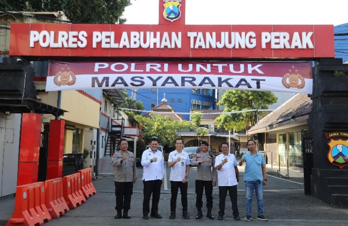 Kemenkopolkam saat mengunjungi Polres Pelabuhan Tanjung Perak dan Badan Kesatuan Bangsa dan Politik, Jawa Timur, Senin (12/05/2025). (Foto : NOA.co.id/HO-Kemenkopolkam).