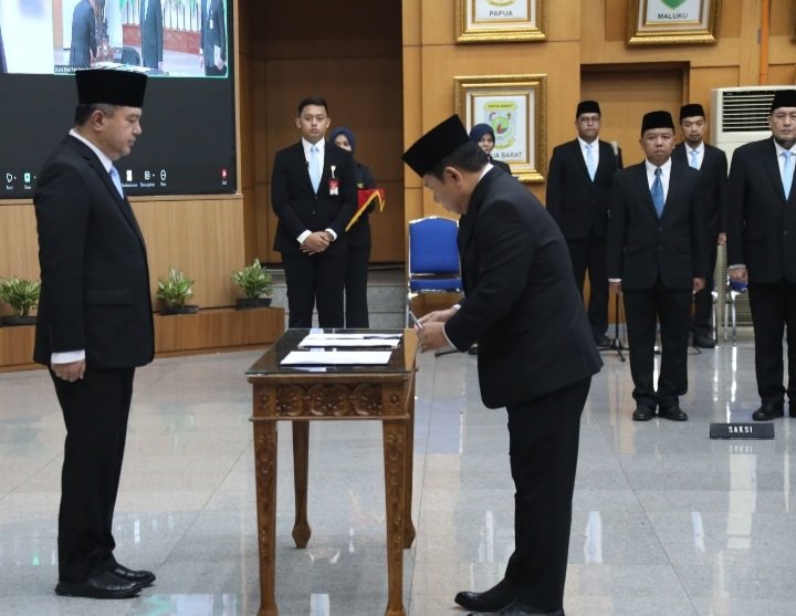 Sekjen Kemendagri, Tomsi Tohir (Pertama Kiri) saat melantik 16 pejabat pimpinan tinggi pratama di lingkungan Kemendagri dan BNPP di Gedung Sasana Bhakti Praja, Kantor Pusat Kemendagri, Jakarta, Jumat (19/5/2025). (Foto : NOA.co.id/HO-Puspen Kemendagri).