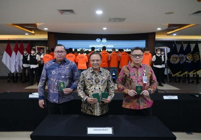 Pelaksana Tugas Direktur Jenderal Imigrasi Yuldi Yusman (tengah) saat konferensi pers di Kantor Ditjen Imigrasi, Jakarta, Jumat (16/5/2025). (NOA.co.id/HO-Ditjenim).