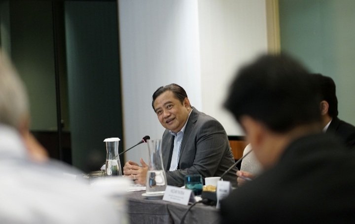 Direktur Jenderal Amerika dan Eropa (Dirjen Amerop) Kementerian Luar Negeri (Kemlu), Umar Hadi (Tengah) dalam pembukaan Forum for East Asia-Latin America Cooperation (FEALAC) Journalist Dialogue 2025 di Pullman Hotel, Jakarta, Selasa (20/5/2025).