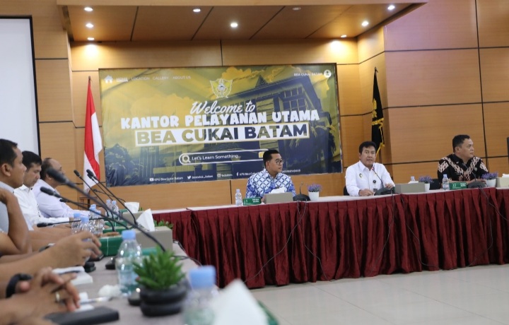 Rapat koordinasi dan meninjau langsung tindak lanjut pengungkapan penyelundupan narkotika, Batam, Jumat (23/2025). (Foto : NOA.co.id/HO-Kemenko Polkam).