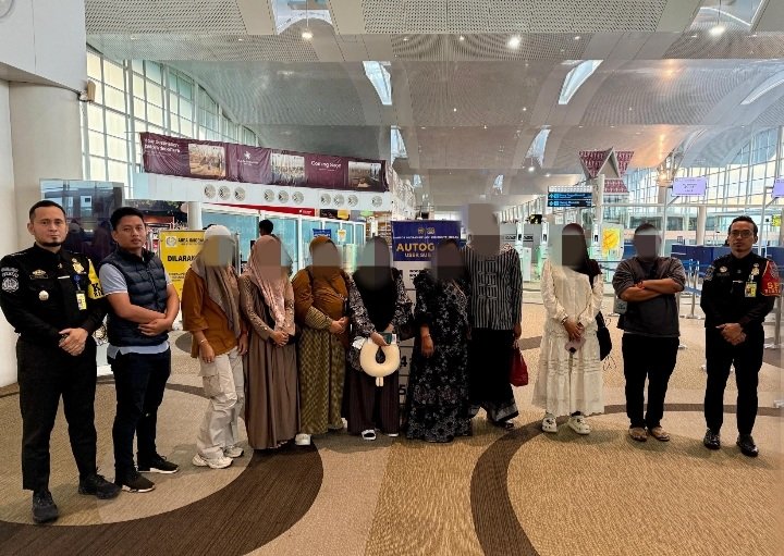 Petugas Imigrasi Medan saat mengamankan jemaah haji Indonesia ilegal, Sabtu (22/5/2025). (Foto: NOA.co.id/HO-Ditjen Imigrasi).