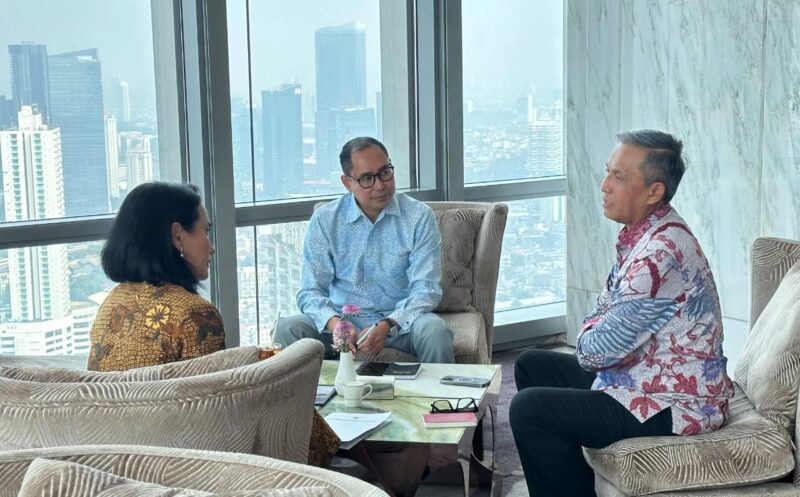 Wamen Christina (Pertama Kiri) Bersama Duta Besar Indonesia untuk Korea Selatan, Cecep Herawan (Pertama Kanan) dan Direktur Perlindungan WNI dan BHI Kemlu RI (Tengah), Judha Nugraha saat membahas Optimalisasi Penempatan Pekerja Migran Indonesia di Korea Selatan, Jakarta, Kamis (8/5/2025). (Foto : NOA.co.id/HO-KemenP2MI).