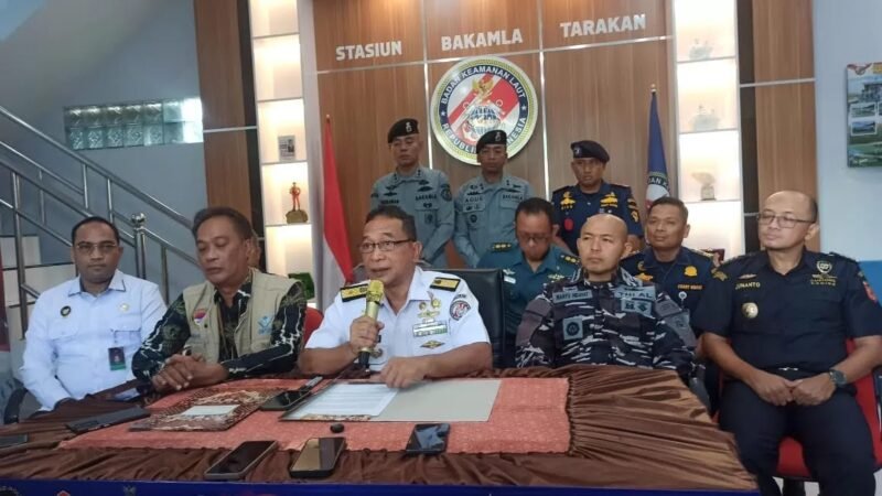 Direktur Operasi Laut Deputi Operasi dan Latihan Bakamla RI, Laksamana Pertama TNI Octavianus Budi Susanto saat melaksanakan rilis pers di Kantor SPKKL Bakamla Tarakan, Jumat (16/5/2025) terkait penggagalan pengiriman 25 CPMI non prosedural atau ilegal ke Nunukan.