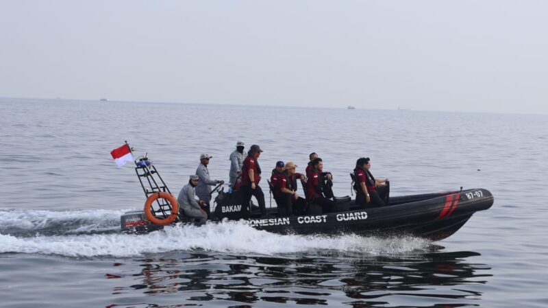 Bakamla RI melaksanakan Operasi Gabungan Pengawasan Orang Asing bersama Tim Pengawasan Orang Asing (TIMPORA) melibatkan Imigrasi, BAIS TNI, serta Pemda Kepulauan Seribu, Jakarta, Selasa (29/4/2025).(Foto : NOA.co.id/HO-Bakamla RI).