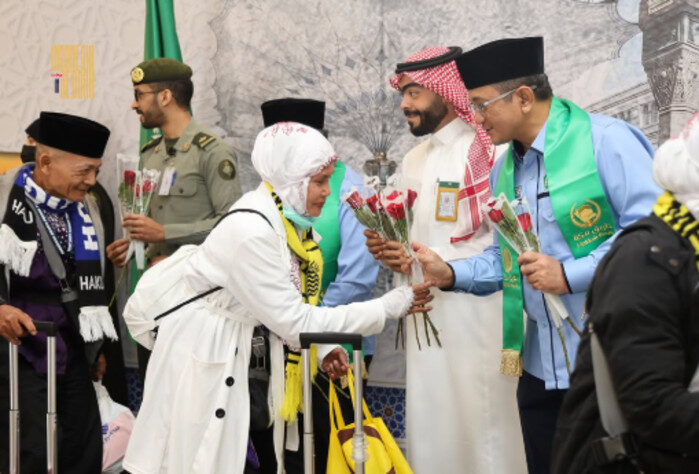 Konjen RI Jeddah Yusron B Ambary (Pertama kanan) sambut kedatangan jemaah di Madinah. (Foto: NOA.co.id/HO-KJRI Jeddah).