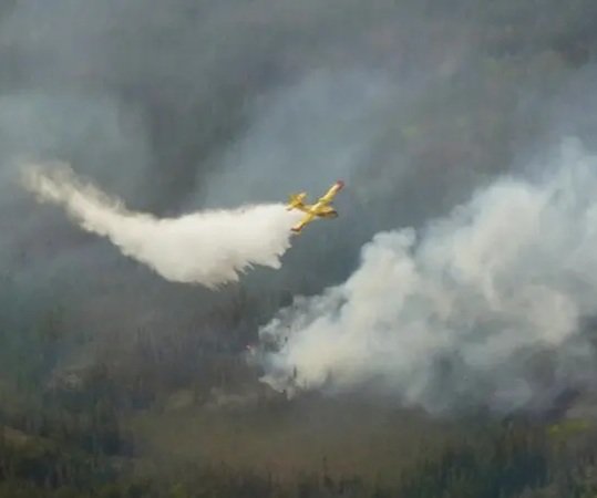 Sebuah pesawat water bomber memerangi kebakaran hutan di wilayah tenggara Manitoba, Kanada, diabadikan dalam potret yang dibagikan pemerintah Manitoba pada Selasa (27/5/2025). (Dok. Manitoba government via The Canadian Press via AP).