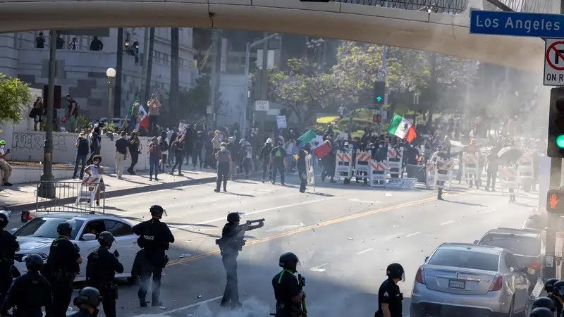 Bentrokan ini terjadi pada hari ketiga demonstrasi menentang tindakan keras Presiden AS Donald Trump terhadap imigran di wilayah tersebut. (RINGO CHIU/AFP).