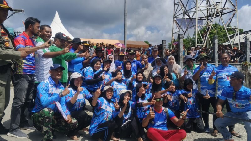 Para atlet dayung putri berpose bersama pelatih dan anggota tim lainnya sebagai momen kebersamaan sesudah pertandingan. Foto: Dok. Argam/Noa.co.id.