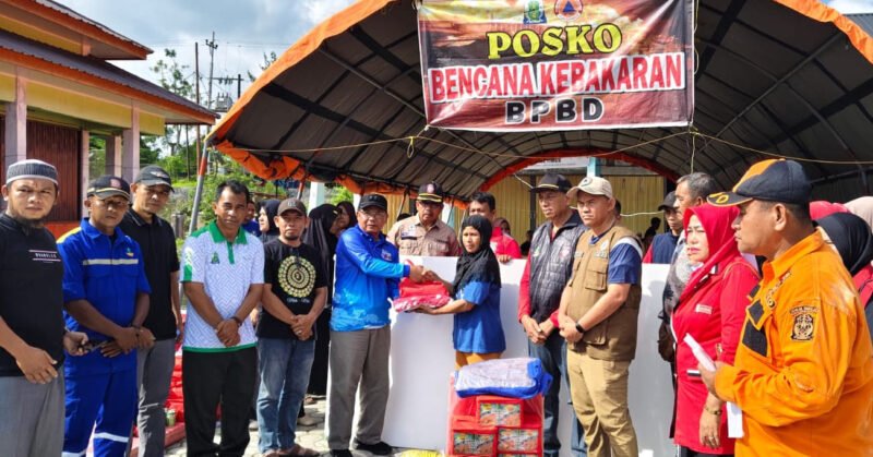 Wujud Kepedulian, Partai Aceh Salurkan Bantuan untuk Korban Kebakaran di Simeulue. Foto:Dok. Argam/Noa.co.id.