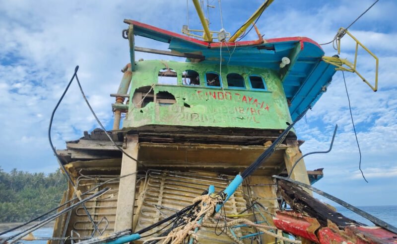 Sebuah kapal tanpa awak ditemukan terdampar di perairan Pulau Simeulue Cut. Foto:Dok. Argam/Noa.co.id.