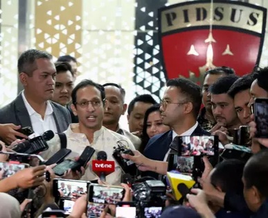 Mantan Menteri Pendidikan, Kebudayaan, Riset, dan Teknologi (Mendikbudristek) Nadiem Makarim (tengah) menjawab pertanyaan wartawan usai menjalani pemeriksaan di Gedung Jampidsus Kejaksaan Agung, Jakarta, Senin (23/6/2025). (Foto : Istimewa).