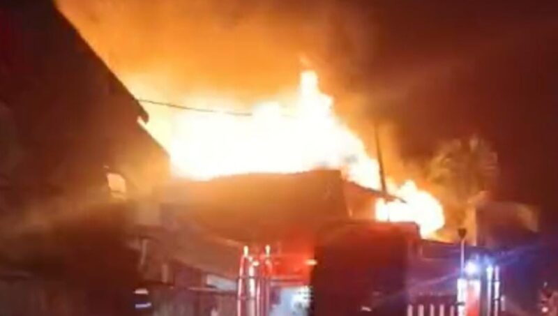 Kebakaran yang terjadi pada Jumat malam di kawasan Pajak Impres, Kabupaten Simeulue, menghanguskan enam rumah. Foto.Dok. Argam/Noa.co.id.