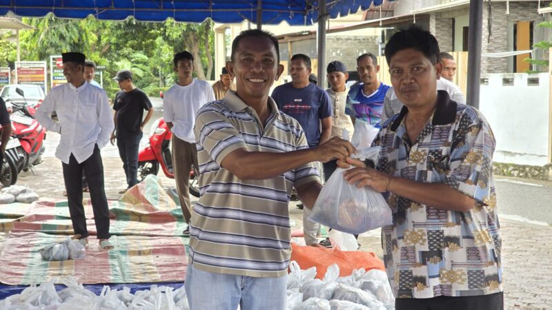 Pembagian daging kurban untuk warga Desa Lubok Batee, Kecamatan Ingin Jaya, Aceh Besar, Sabtu (07/06/2025). Foto: Dok. NOA.co.id