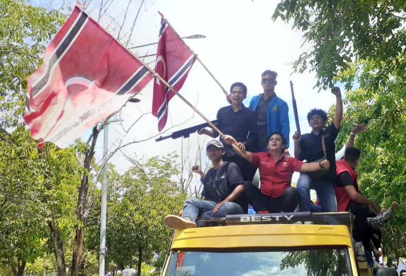 Masyarakat dan Mahasiswa saat gelar aksi demonstrasi menuju halaman Kantor Gubernur Aceh, Banda Aceh, Senin (16/6/2025). (Foto : NOA.co.id/Farid Ismullah).