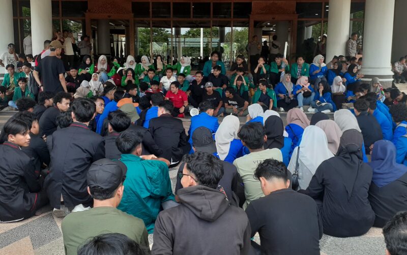Gerakan Aceh Melawan gelar aksi unjuk rasa duduki Kantor Gubernur Aceh, Banda Aceh, Senin (16/6/2025). (Foto : Farid Ismullah/NOA.co.id).
