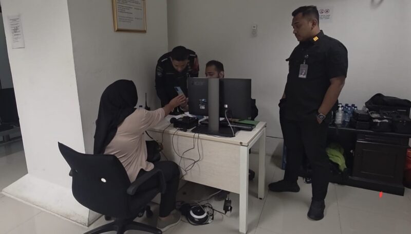 Petugas Kantor Imigrasi Kelas I Khusus Bandara Soekarno-Hatta saat memeriksa CPMI Nonprosedur, Tangerang, Rabu (25/6/2025). (Foto : Ist).
