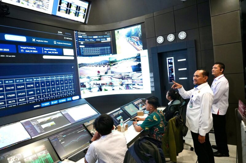 Ketua Tim Pemantau Marsma TNI Budi Eko Pratomo saat mengawali kunjungannya di Command Center Kementerian Perhubungan, Jakarta, Jakarta, Minggu (8/6/2025). (Foto : NOA.co.id/HO-Kemenko Polkam RI).