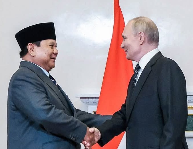Presiden Prabowo Subianto (Pertama Kiri) saat kunjungan kenegaraan resmi Indonesia di Rusia bertemu dan mengadakan pertemuan bilateral dengan Presiden Federasi Rusia, Yang Mulia Vladimir Putin (Pertama Kanan) di Istana Konstantinovsky, St. Petersburg, Federasi Rusia, Kamis (19/6/2025). (Foto : Istimewa).