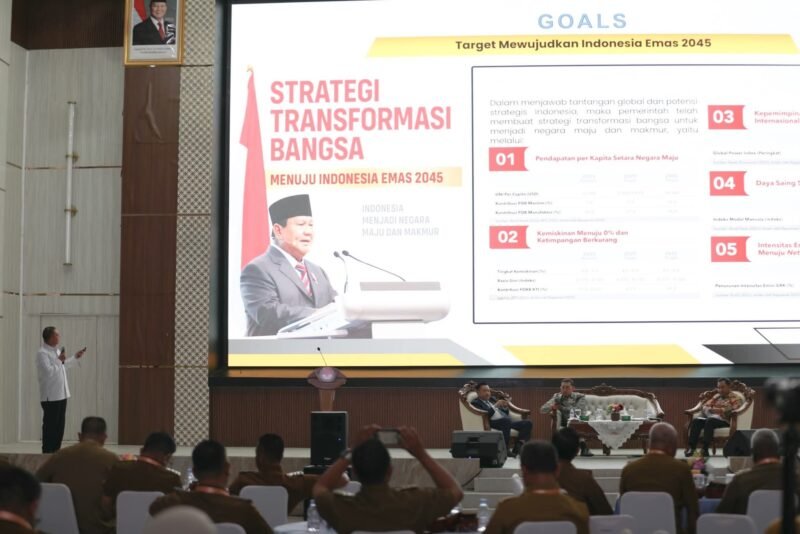 Wakil Menteri Koordinator Bidang Politik dan Keamanan, Lodewijk Freidrich Paulus, (Pertama Kiri) saat menjadi pemateri Orientasi Kepemimpinan bagi Kepala Daerah dan Wakil Kepala daerah gelombang II, Bandung, Selasa, (24/6/25). (Foto : NOA.co.id/HO-Kemenko Polkam).