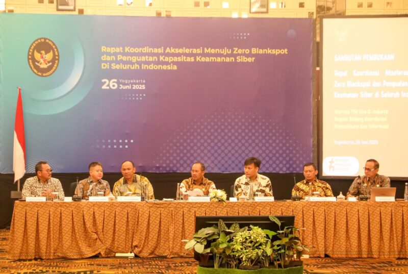 Deputi Bidang Koordinasi Komunikasi dan Informasi Kemenko Polkam, Marsda TNI Eko Dono Indarto (Tengah) saat Rapat Koordinasi Akselerasi Menuju Zero Blankspot dan Penguatan Kapasitas Keamanan Siber di Seluruh Indonesia di Yogyakarta, Kamis (26/6/2025). (Foto : NOA.co.id/HO-Kemenko Polkam).