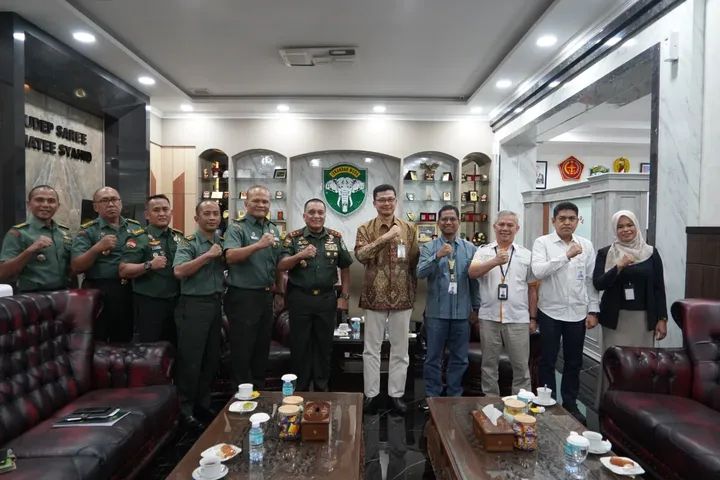 Pangdam IM Mayor Jenderal TNI Niko Fahrizal, M.Tr.(Han)., saat menerima audiensi Kepala Bank BSI Regional 1 Aceh, Bapak Imsak Ramadhan beserta rombongan, Banda Aceh, Kamis (26/6/2025). (Foto : NOA.co.id/HO-Kodam IM).