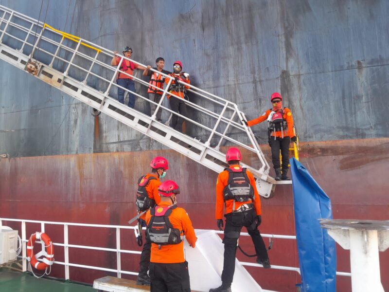 Tim SAR saat mengevakuasi Anak Buah Kapal (ABK) Kapal Tanker Warga Negara Filipina perairan Selat Benggala. (Foto/NOA.co.id/HO-Basarnas Banda Aceh).